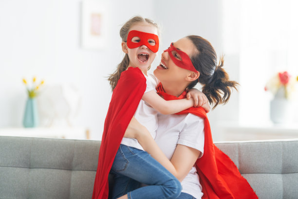 穿着超级英雄服装的家人图片下载