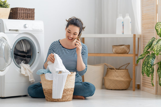 女人在洗衣服图片下载