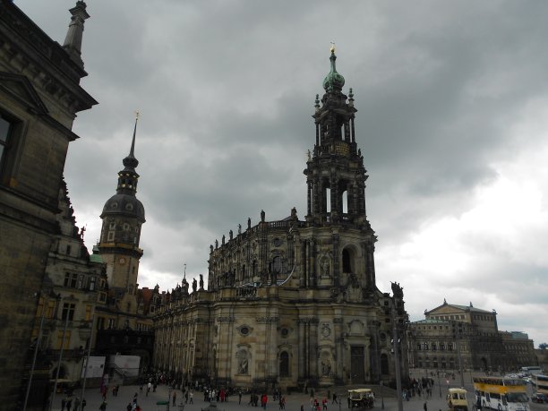 德累斯顿大教堂(大教堂)朝向灰暗的天空图片下载