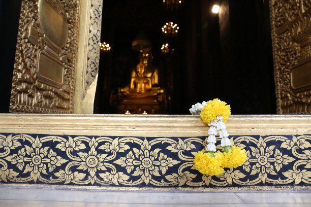 花环为佛祈福。泰国图片下载