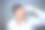 中年男子蓝色衬衫和红色小丑鼻子在蓝色背景下摆姿势图片下载