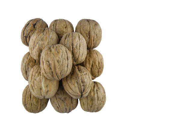 在白色孤立的背景上的一堆核桃的顶视图图片下载