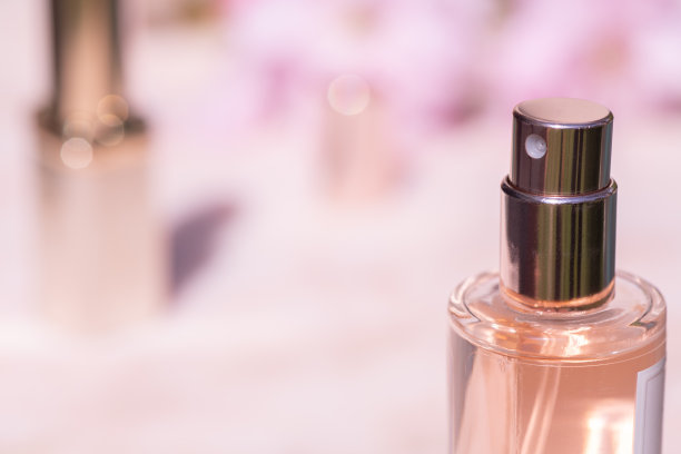 化妆品在粉红色大理石背景图片下载