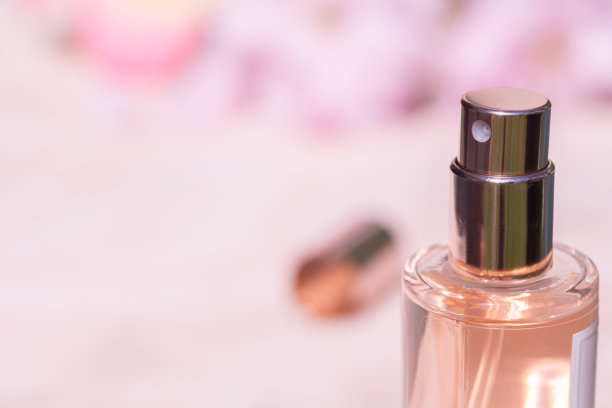 化妆品在粉红色大理石背景图片下载