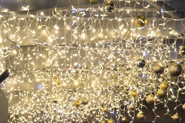 圣诞彩灯和圣诞球。图片下载