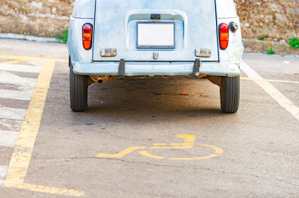 停在欧洲黑山街头的复古车。老式的经典设计。图片下载