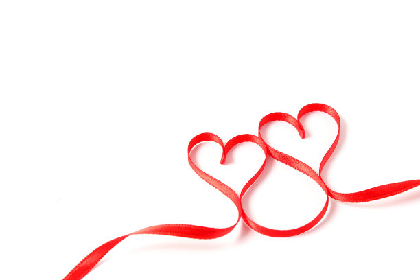 心形丝带上的白色背景俯视图。图片下载