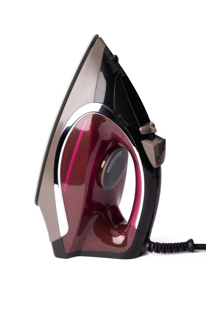 一个用来熨衣服的新熨斗立在一个孤立的白色背景上图片下载