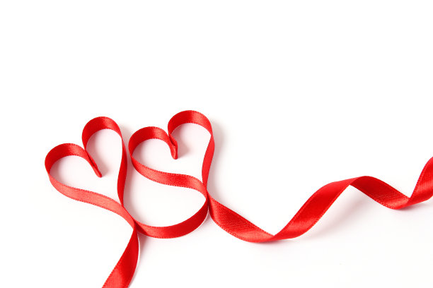 心形丝带上的白色背景俯视图。图片下载