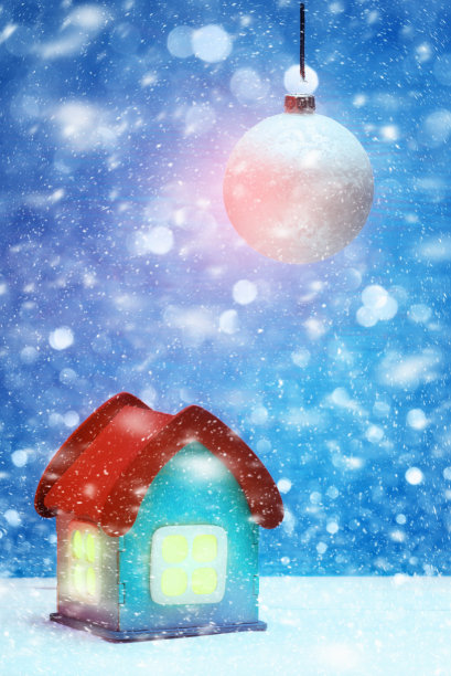 有发光窗户和圣诞球的房子玩具。圣诞节和新年的概念图片下载