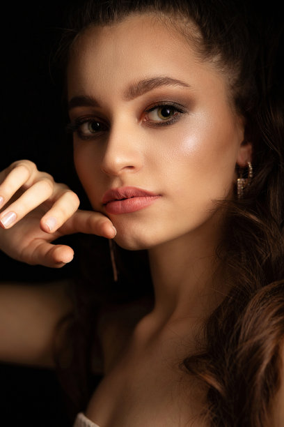 有型的深色头发的长头发女人图片下载