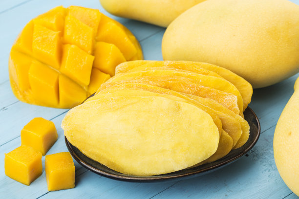 芒果干背景。蜜饯芒果片特写。图片下载
