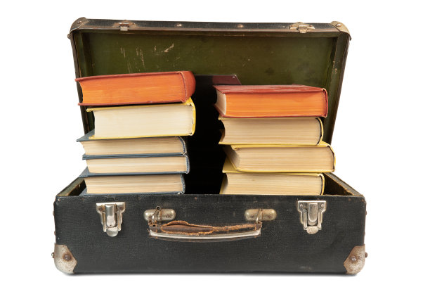 装满了旧书的老式行李箱，孤立在白色的上面图片下载