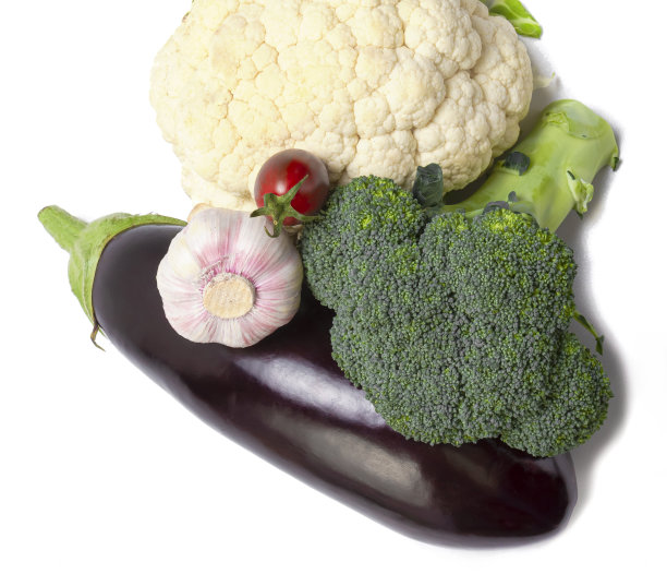 白色背景上的新鲜有机蔬菜特写，顶视图，均衡营养理念图片下载