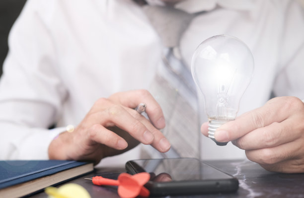 商人手上的工作表和业务增长概念，业务计划成功图片下载