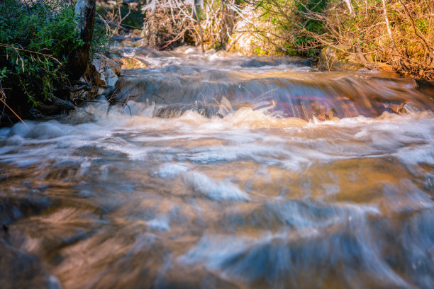 近距离照片融化的雪水在森林小溪流过斯堪的纳维亚森林。阳光明媚的春日。长时间暴露在平滑的水流中。瑞典,欧洲图片下载