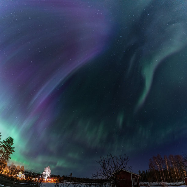 北极光在晴朗的星空照耀着瑞典的乡村景观。绿色和蓝色的北极光条纹弯曲穿过整个天空，瑞典北部，斯堪的纳维亚，方形照片图片下载