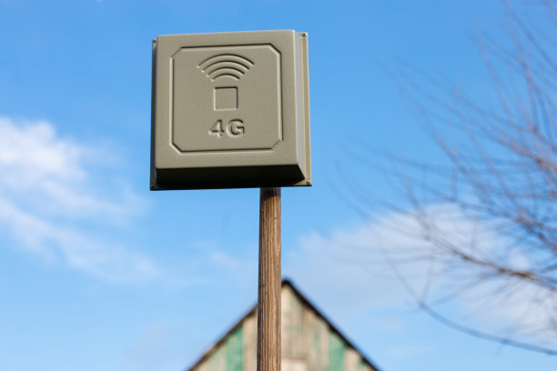 移动互联网在小屋。屋顶上的上网天线。4G信号覆盖图片下载