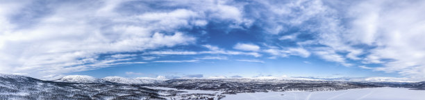 风景广阔的空中全景图在瑞典拉普兰靠近Joesjo湖的斯堪的那维亚山脉在冬季覆盖，霜冻阳光明媚的一天。很多的雪，冰冻的湖，桦树和山顶的背景图片下载
