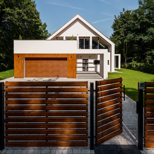 漂亮的房子里有木制的篱笆图片下载