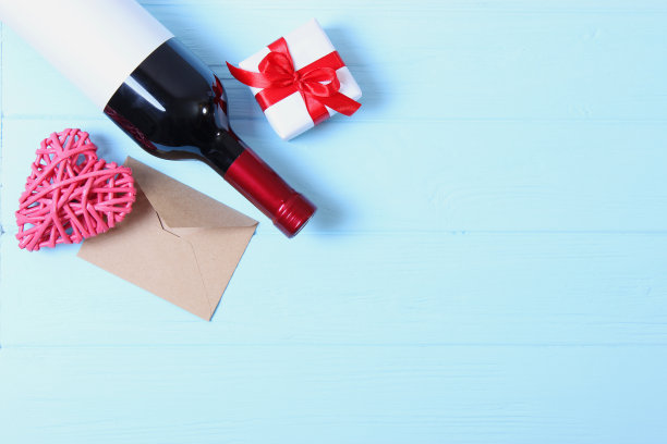 桌上有红酒和玫瑰。情人节的背景。图片下载