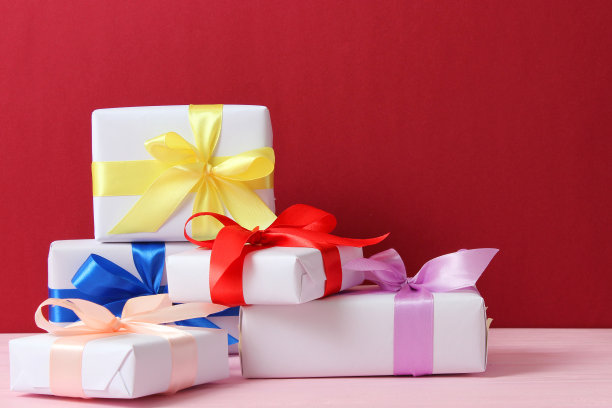彩色背景的礼物。节日，送礼，生日。图片下载