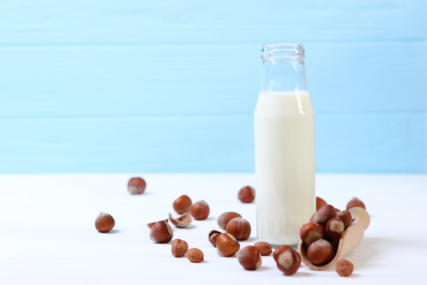 桌上有榛子牛奶。蔬菜奶，素食奶。图片下载