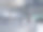 一个女人与一个小飞龙坐在一个未来的现代房间的桌子上的插图。图片下载
