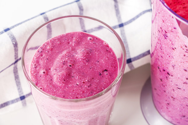 一步一步的食谱烹饪黑加仑冰沙。5 .将香蕉、浆果、白干酪和牛奶放入搅拌机搅拌。家庭烹饪:健康营养早餐。图片下载