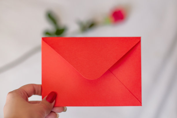 女性手拿红色信封，白色背景空白图片下载