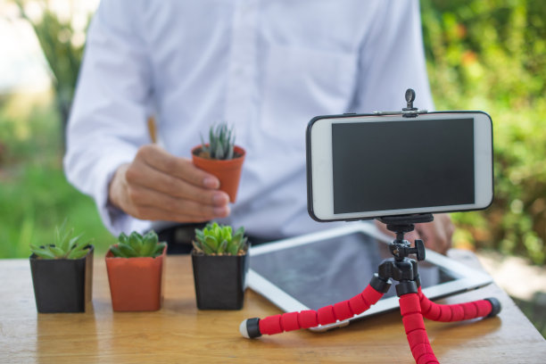 一名男子在智能手机上直播图片下载