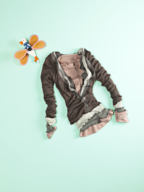 时尚的t恤孤立在彩色背景上图片下载