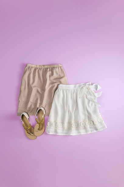 女人的裙子和凉鞋孤立在粉红色的背景上图片下载