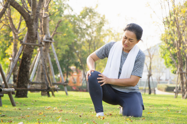 上了年纪的亚洲人饱受运动疼痛之苦。一位膝盖疼痛的老妇人。图片下载