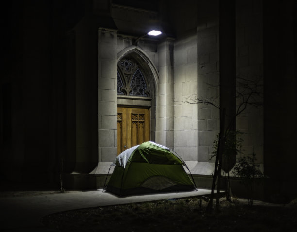 教堂前的绿色帐篷图片下载