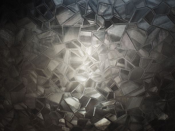 波纹玻璃在光和暗背景上的抽象图像与光的反射图片下载