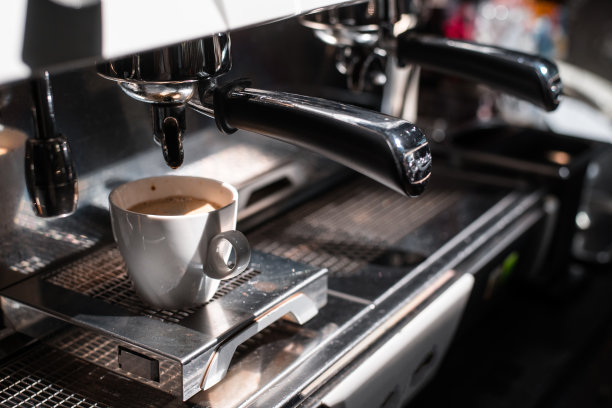 咖啡壶上的黑咖啡图片下载