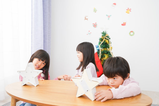 孩子们为圣诞节活动装饰图片下载