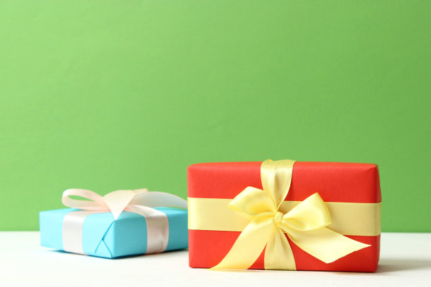 礼物上的彩色背景俯视图。节日，送礼，生日。图片下载