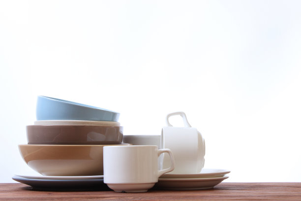 以彩色为背景的一套盘子和厨房用具。图片下载