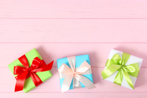 礼物上的彩色背景俯视图。节日，送礼，生日。图片下载