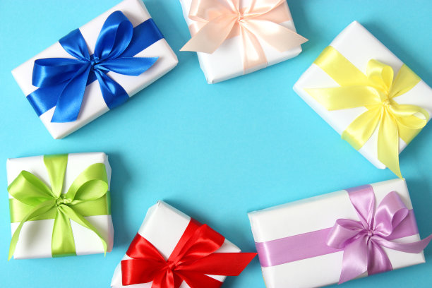 彩色背景的礼物。节日，送礼，生日。图片下载