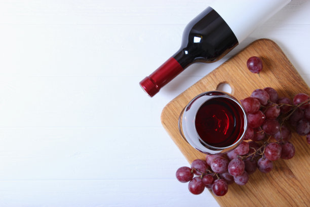 红酒和葡萄在桌面上一览无余。图片下载