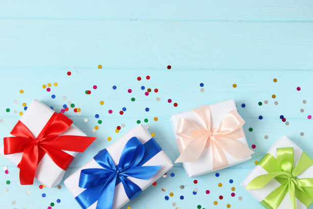 彩色背景的礼物。节日，送礼，生日。图片下载