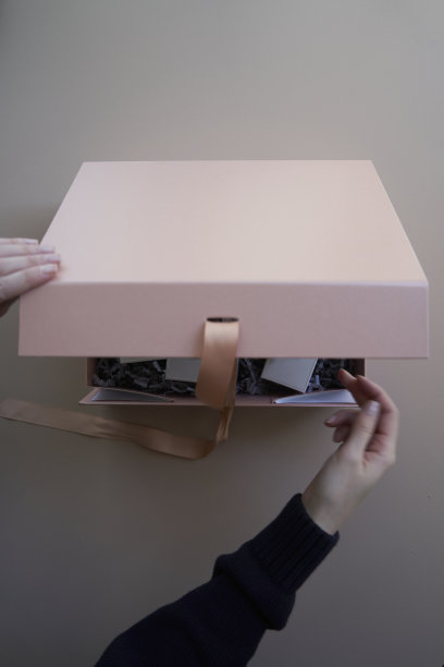 女人双手打开彩妆礼盒，俯视图。图片下载