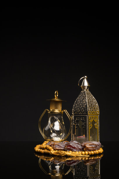 深色背景中的阿拉伯伊斯兰灯笼图片下载