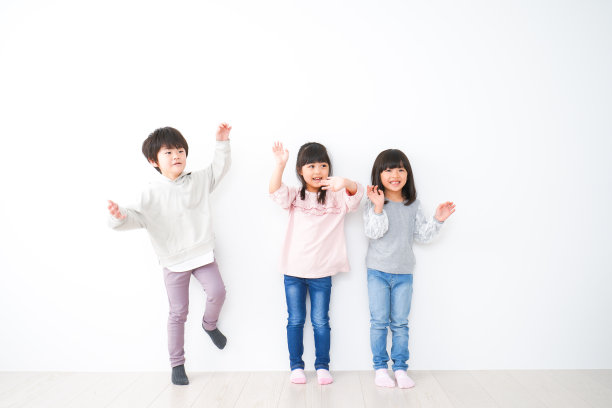 三个孩子在墙上排着队图片下载