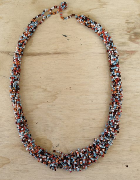 项链的女人图片下载