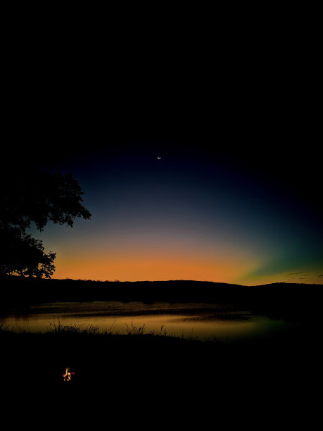 橙色天空下的湖水图片下载
