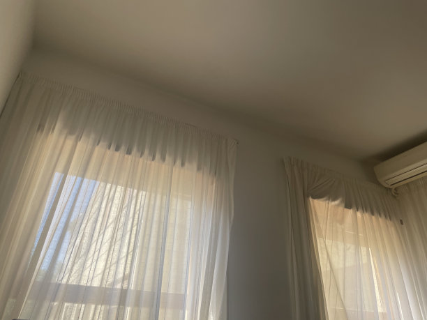 房间墙上挂着窗帘图片下载